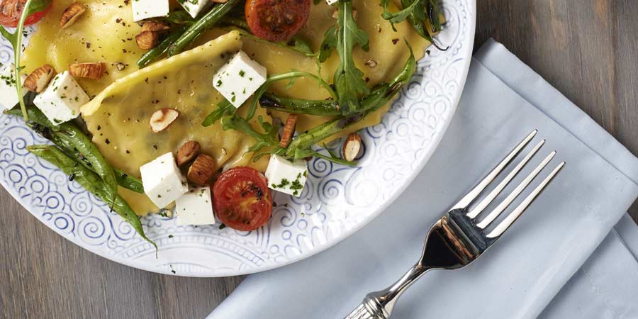 Ensalada de ravioles con ejotes, queso sierra y tomates rostizados