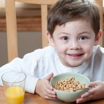 Por qué un buen desayuno es importante para los niños en edad escolar