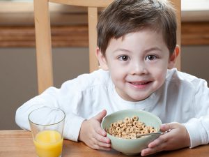 Por qué un buen desayuno es importante para los niños en edad escolar