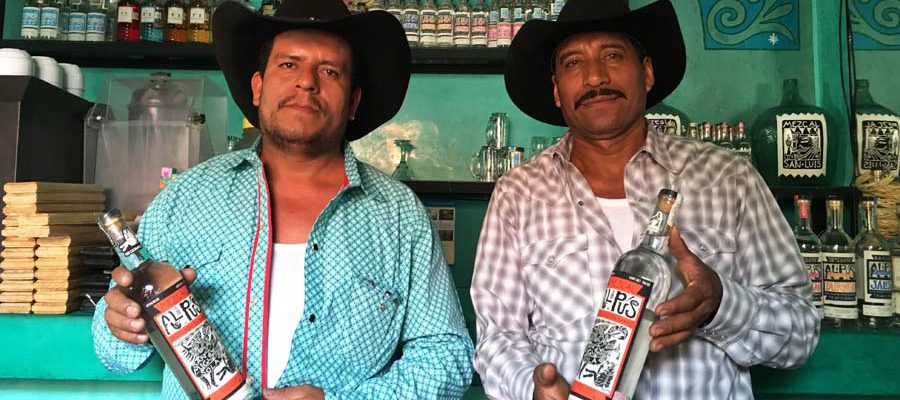 Dos maestros mezcaleros en la capital y su visita a la Guadalupana