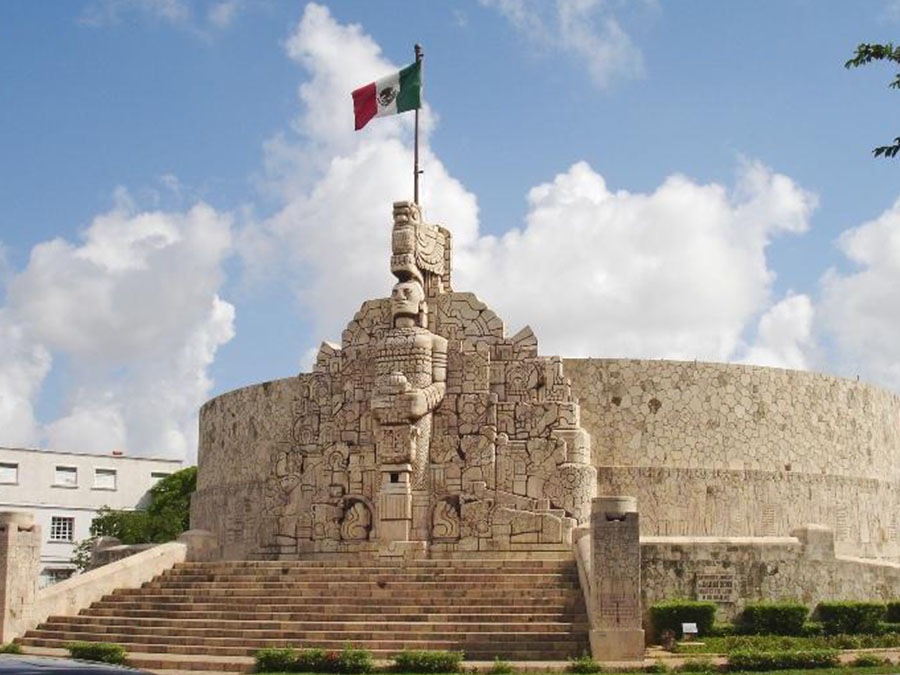 Monumento a la bandera en Paseo de Montejo, Mérida