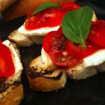 Bruschettas de caprese con aderezo de jarabe de maple y chile chiltepín