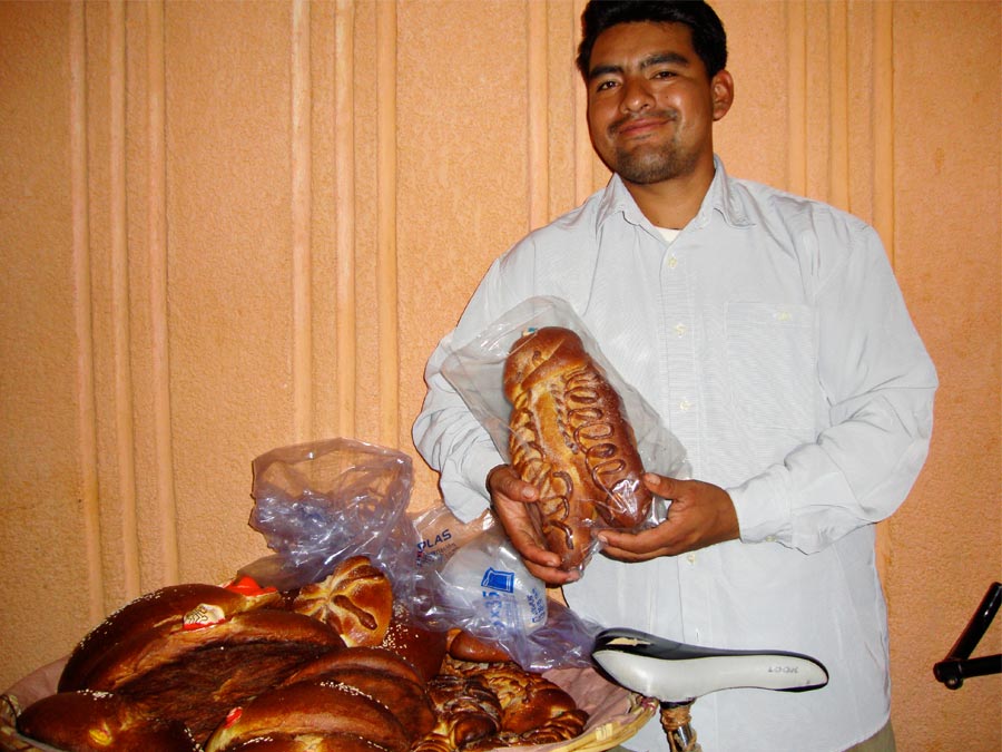 Vendedor de pan de muerto en el panteón de Santa Cruz Xoxocotlán Foto: Mariana Castillo