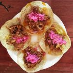 Cochinita pibil de cerdo pelón en Yaxunah, Yucatán