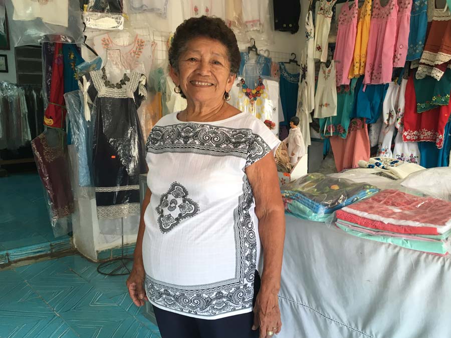 Los ipiles son las blusas típicas de Yucatán y muchas de ellas continúan bordándose a mano por maestras en Izamal, como María Eligia Canché Pech. La encuentras en Calle 9 No. 325, entre 3 y 4, colonia Centro. Teléfono: (988) 103 50 27. Foto: Mariana Castillo