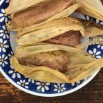 Tamales de cerdo en salsa verde con ajonjolí