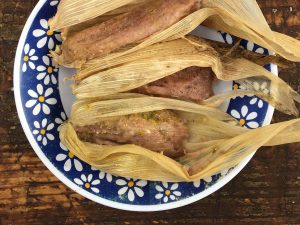 Tamales de cerdo en salsa verde con ajonjolí