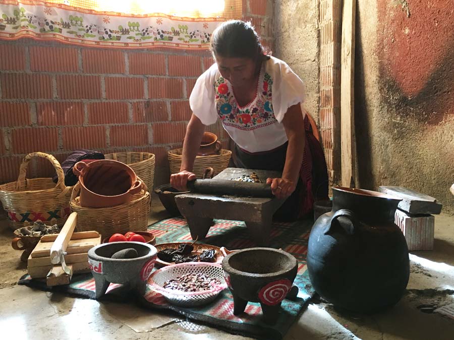 Nico Hernández y su metate. Para los mexicanos es esencial el aroma a maíz