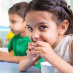 Comida para niños, jugar con los sabores