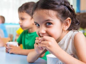 Comida para niños, jugar con los sabores