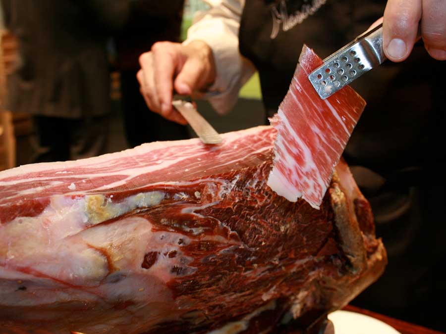 ¿Cómo cortar un jamón ibérico de bellota?