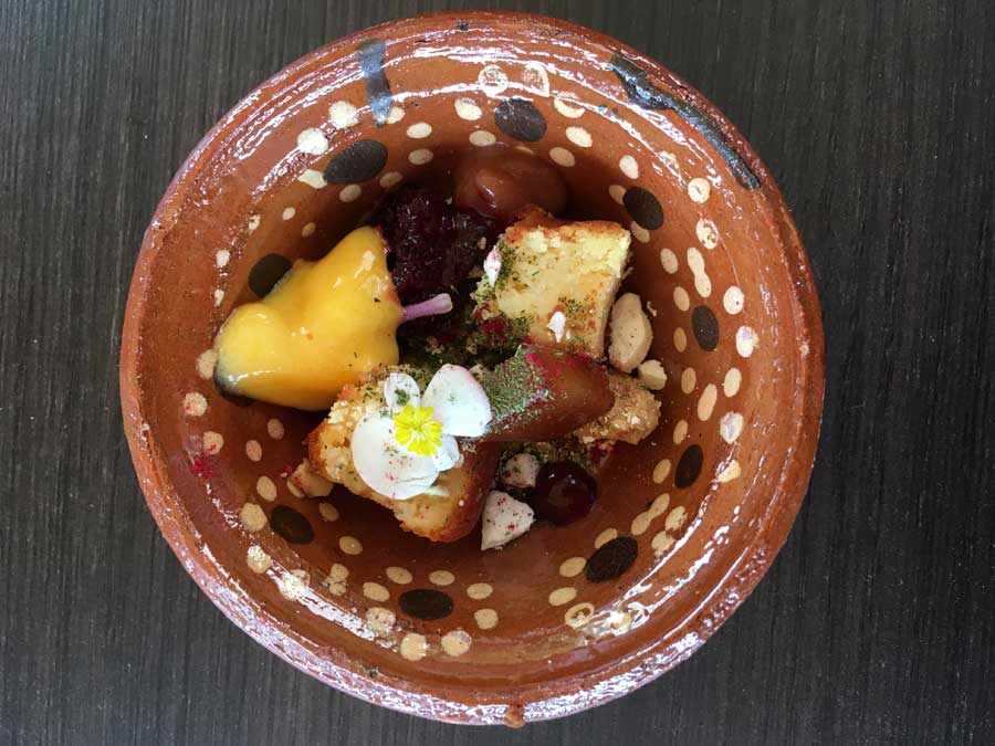 Pay de queso con ate sopleteado y un sorbete de mango y maracuyá, crumble de pepita y un coulis de frutos rojos de Daniela Mier y Terán Foto: Mariana Castillo