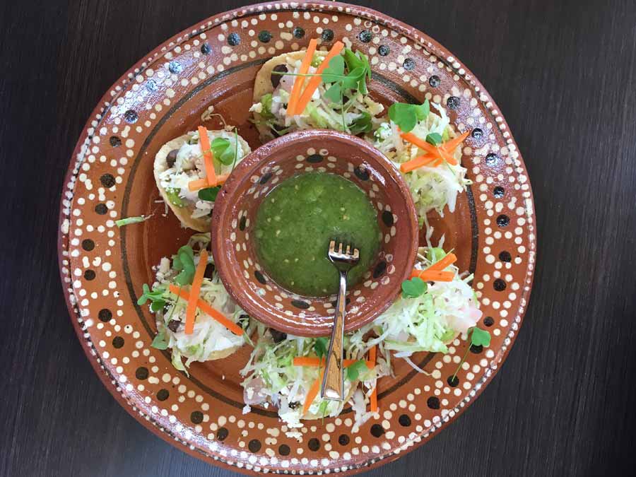 tostada de pata de res encurtida, acompañada con frijoles, salsa verde cruda y queso Cotija de Maricela Zorrilla Foto: Mariana Castillo