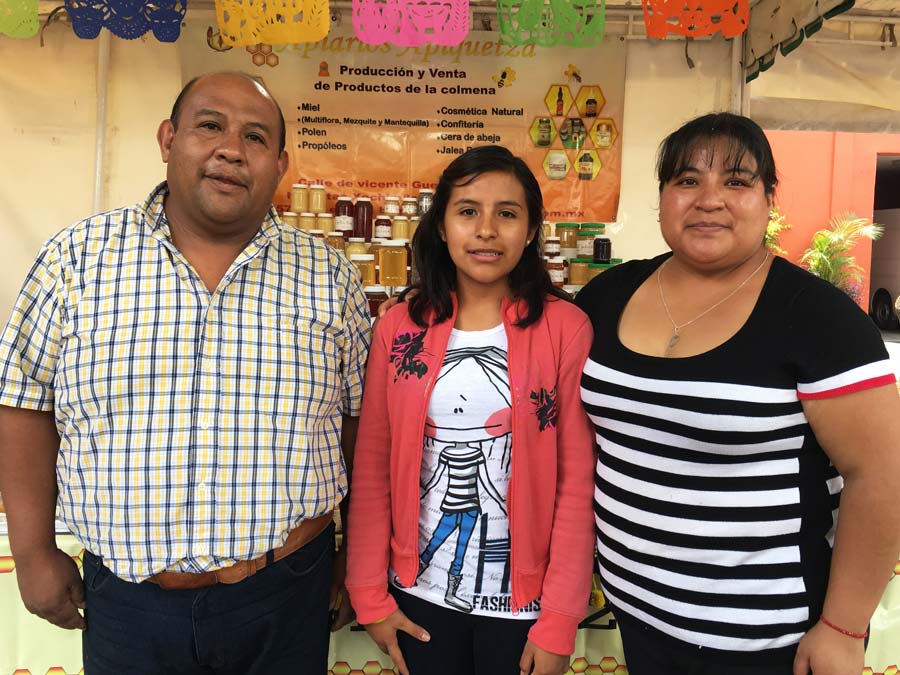 Apicultores mexicanos: Daniel Alonso y familia de Apiarios Apiquetza Foto: Mariana Castillo