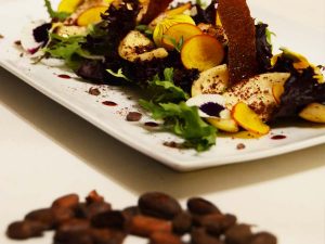 Ensalada de guayaba a la pimienta con cacao y aceite de vainilla