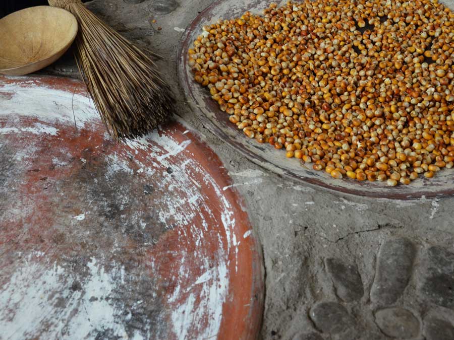 Comal: Su vocablo proviene del náhuatl comalli y tiene forma de disco. Es común en toda la república. Se hace por lo general de barro al natural, aunque también hay de aluminio. Sirve para calentar, tostar o tatemar maíz o cacao, hacer tortillas, memelas, sopes y más, o para asar jitomates y chiles para las salsas. Foto: Mariana Castillo