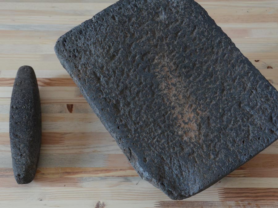 Metate: Su vocablo proviene del náhuatl metlatl. Es una piedra rectangular similar a un lavadero que sirve para moler maíz, chiles, especias y más ayudándose con una piedra cilíndrica llamada metlapil o mano de metate. No todos son iguales ni sirven para lo mismo: cambian según el estado y comunidad. Foto: Mariana Castillo