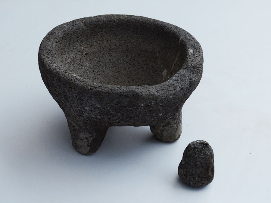 Molcajete: El vocablo proviene del náhuatl molcaxitl, que se divide en las voces molli, “salsa” y caxitl, “taza” o “cajete”. Tiene raíces prehispánicas y se parece a un mortero. Se fabrica con piedra o barro. Sirve para moler distintos ingredientes (acción conocida como “molcajetear”) y preparar salsas. A su acompañante se le conoce como “mano” o tejolote. Foto: Mariana Castillo