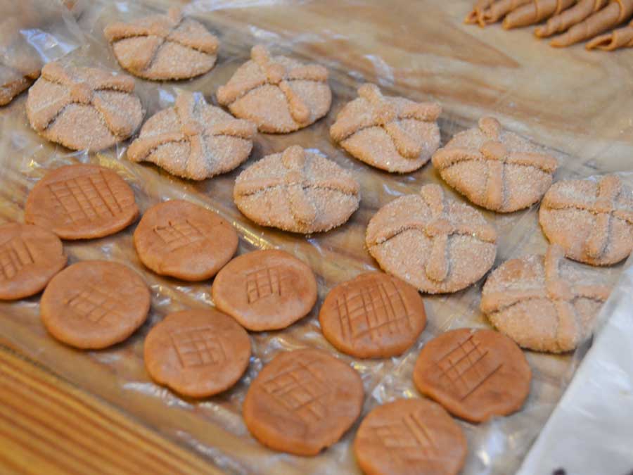 Trabajo artesanal: hay mucho cariño detrás de cada pan en este lugar. Para el de ánimas, se hacen a mano las miniaturas con las cuales se decora. Foto: Mariana Castillo