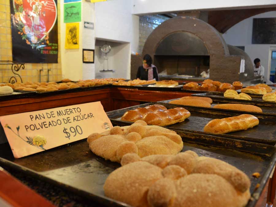 Pan de muerto: hay panes de muerto tradicionales “polveados de azúcar” de diferentes tamaños para que los lleves y compartas con los que más quieres. Foto: Mariana Castillo