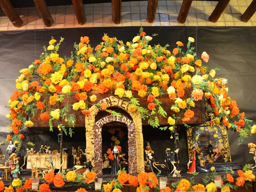 “Pan- teón”: esta ofrenda aloja a las figuras de pan (hechas con migajón). Cada año las familias locales asisten a comprar sus antojos y ver esta bonita idea de su querida panadería tradicional. Foto: Mariana Castillo