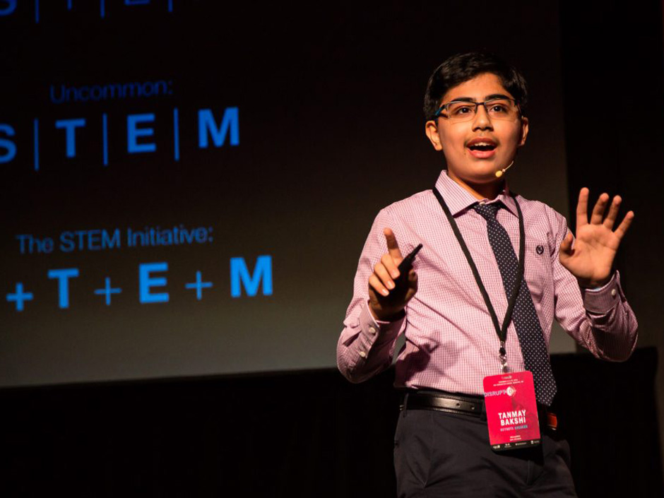 Tanmay Bakshi en conferencia