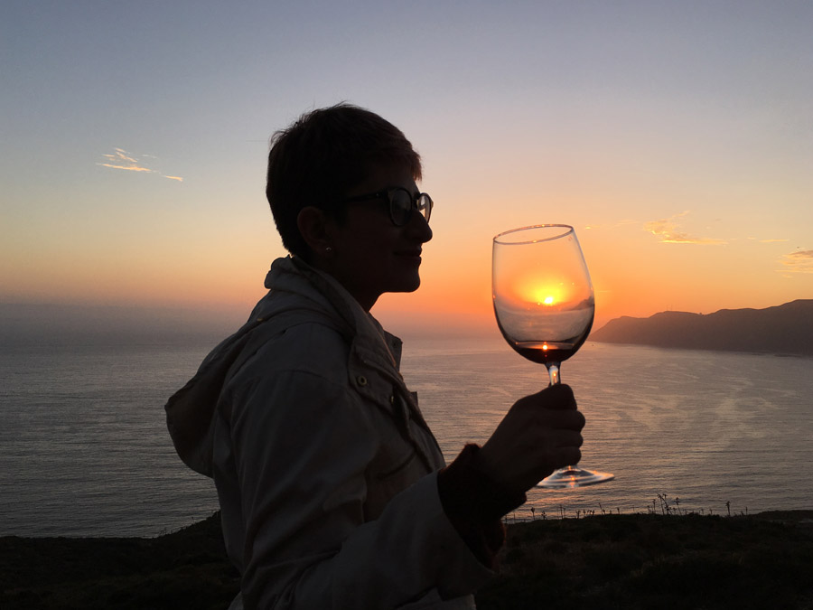 Cuatro Cuatros. Este proyecto arquitectónico que continúa desarrollándose une al mar con los viñedos en un mismo sitio. Su bar Bura tiene un mirador increíble: tomar una copa de vino mientras admiras el atardecer es de esos recuerdos que deseas tener. También podrás pasear a caballo entre viñedos, conocer la vinícola u hospedarte en sus cabañas. ¿Dónde? El Tigre, carretera Tijuana-Ensenada km 89 s/n, El Sauzal de Rodríguez Teléfono: (646) 174 6789. Página web: cuatrocuatros.mx