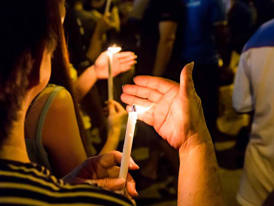 Si tu familia es muy religiosa o les gusta la tradición completa, primero se canta una letanía y se "pide posada" con un cántico que comienza con una estrofa que dice: "En el nombre del cielo, os pido posada" (y puedes encontrarlo completo en internet). La piñatas, el baile y la cena son lo que sigue a esa costumbre. A los invitados se les llama “peregrinos” y llevan velitas encendidas.