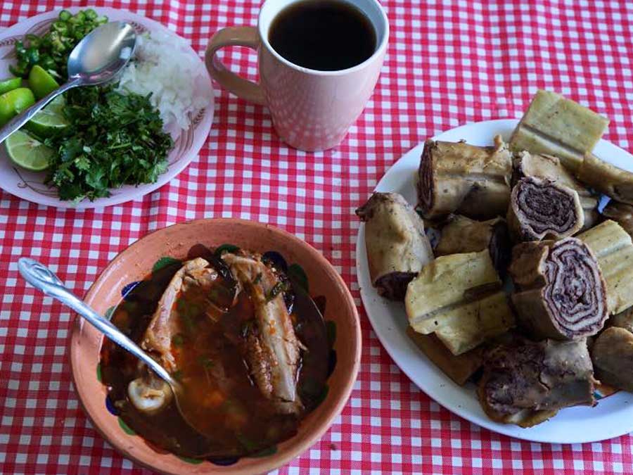 El tepache mixe también se consume al día siguiente, en el desayuno del Día del Consejo, con los tamales enrollados de frijol y caldo mixe Foto: Mariana Castillo