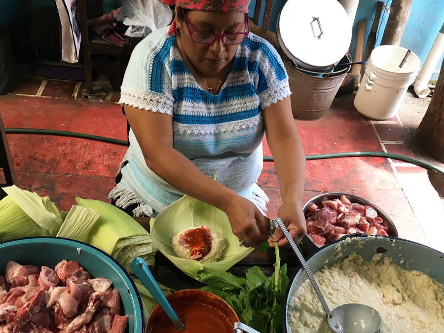 Los tamales de Calería de estos hermanos se hacen con cariño y dedicación Foto: Mariana Castillo