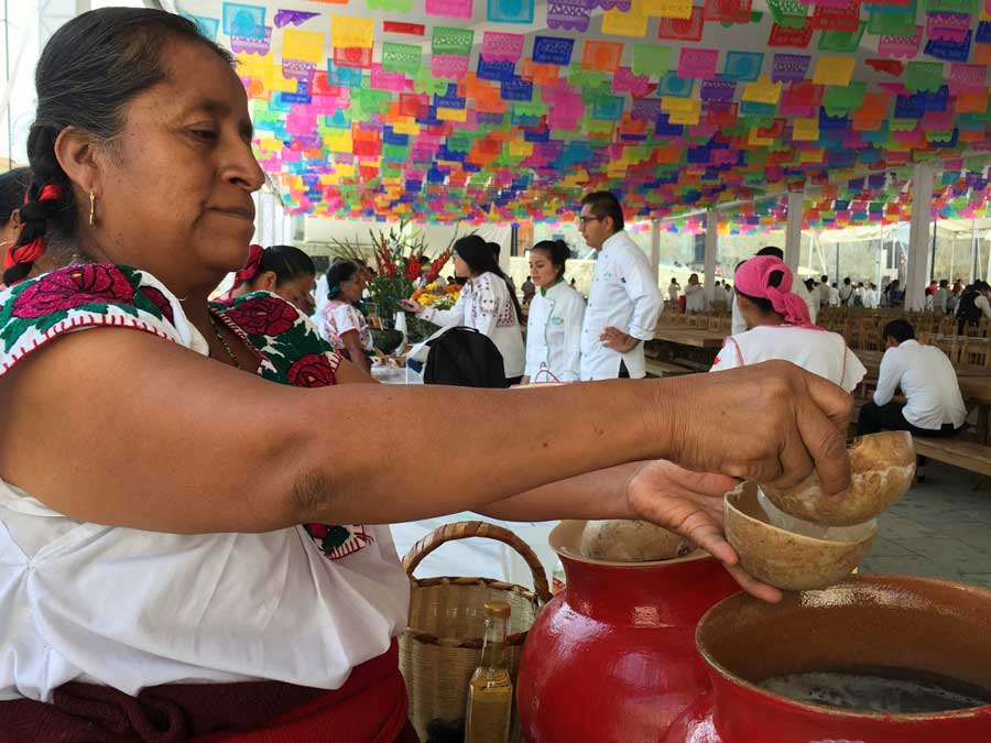 Juana Montero tiene un puesto de tepache en el Mercado de Tlacolula pero además participa en eventos con una variante distinta del tepache mixe del cual te contamos Foto: Mariana Castillo