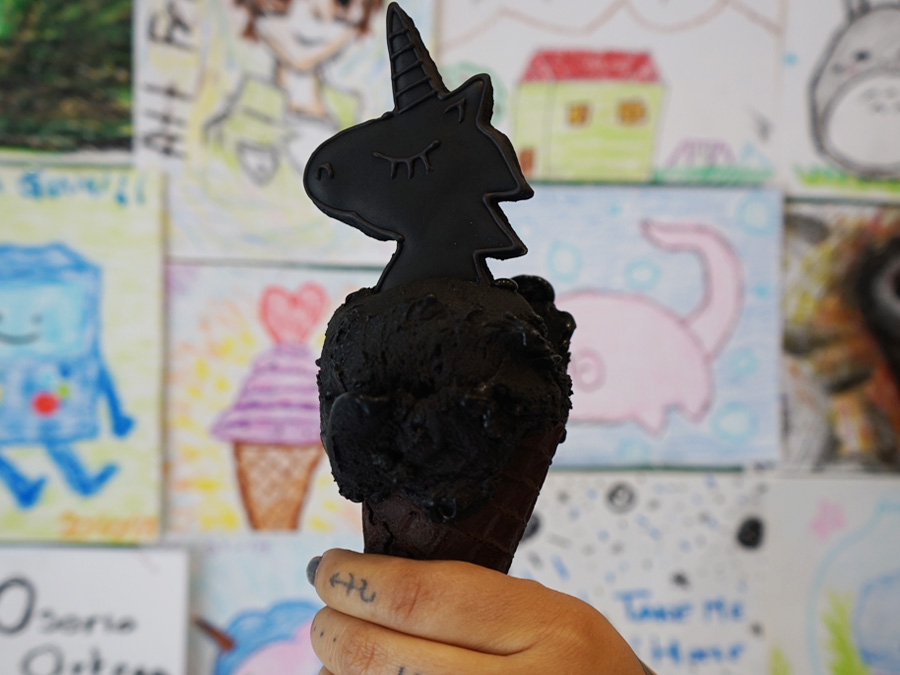 ¿Quién dijo que el amor no es para los “darks”? El Helado negro es ya una leyenda entre los comilones. Los creadores de este original antojo son el equipo de Heladería Escandón: las hermanas Ilean y Christian Castañeda Vázquez. Además de tener una linda (pero ruda) galletita de unicornio negro, lleva una bola de este gélido postre que puede ser de fresa, chocolate Kínder y más sabores. El cono también es negro para que saques al emo que llevas dentro, pero con estilo. Este mes sabrás más sobre la historia de este espacio que une diseño, buena onda y sabor en José Martí 61 D, colonia Escandón. Foto: Mariana Castillo