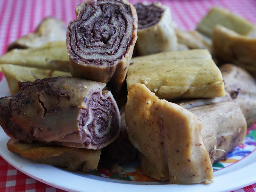 Hay muchos tipos de tamales en Oaxaca y estos son dos de la región Mixe