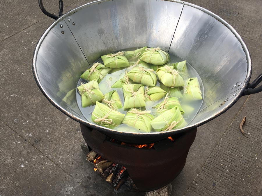 Tamales de elote y la paila donde se cuecen Foto: Mariana Castillo