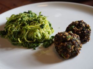 Albóndigas de champiñones con pasta de calabacitas