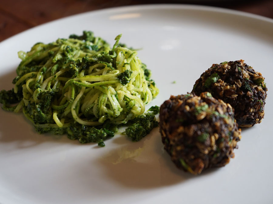 Albóndigas de champiñones con pasta de calabacitas