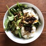 Bowl con huevo pochado y quinoa