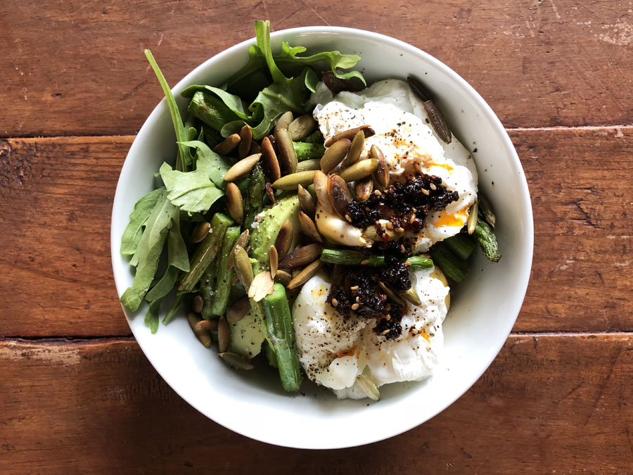 Bowl con huevo pochado y quinoa