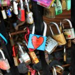 Los candados del amor que cuelgan en una jardinera de la colonia Roma