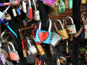 Los candados del amor que cuelgan en una jardinera de la colonia Roma