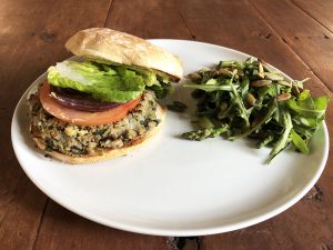 Hamburguesas veganas de frijol, avena y quinoa