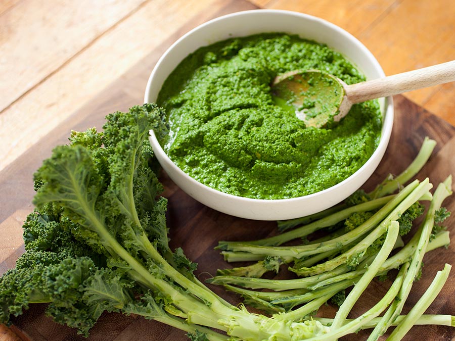 Esta receta de albóndigas de champiñones con pasta de calabacitas va perfecto con el pesto de kale