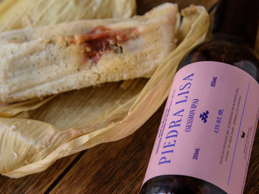 Tamal de rajas y Piedra Lisa: tamales y cerveza es un maridaje que debes intentar Foto: Ariette Armella