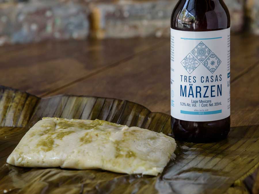 Tamal verde en hoja de plátano y cerveza Märzen Foto: Ariette Armella