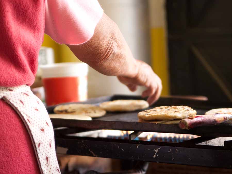 Las mujeres mexicanas en las cocinas enriquecen nuestra cultura desde diferentes ámbitos y experiencias.