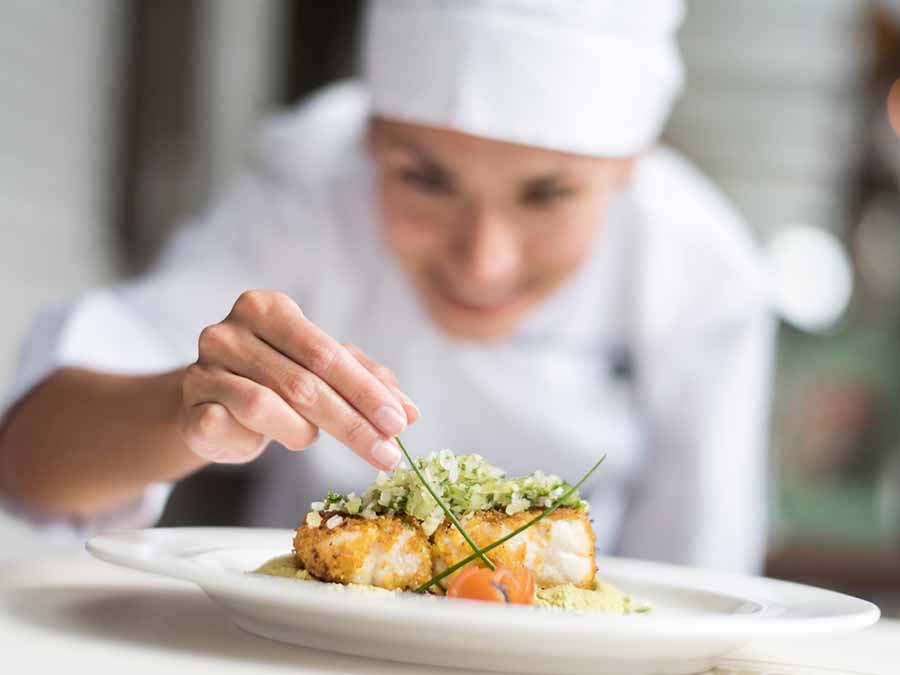 Hay que visualizar las diferente realidades: están las que gracias a condiciones distintas de vida, decidieron estudiar una carrera gastronómica y erigen o trabajan para restaurantes, escriben libros o dan clases.