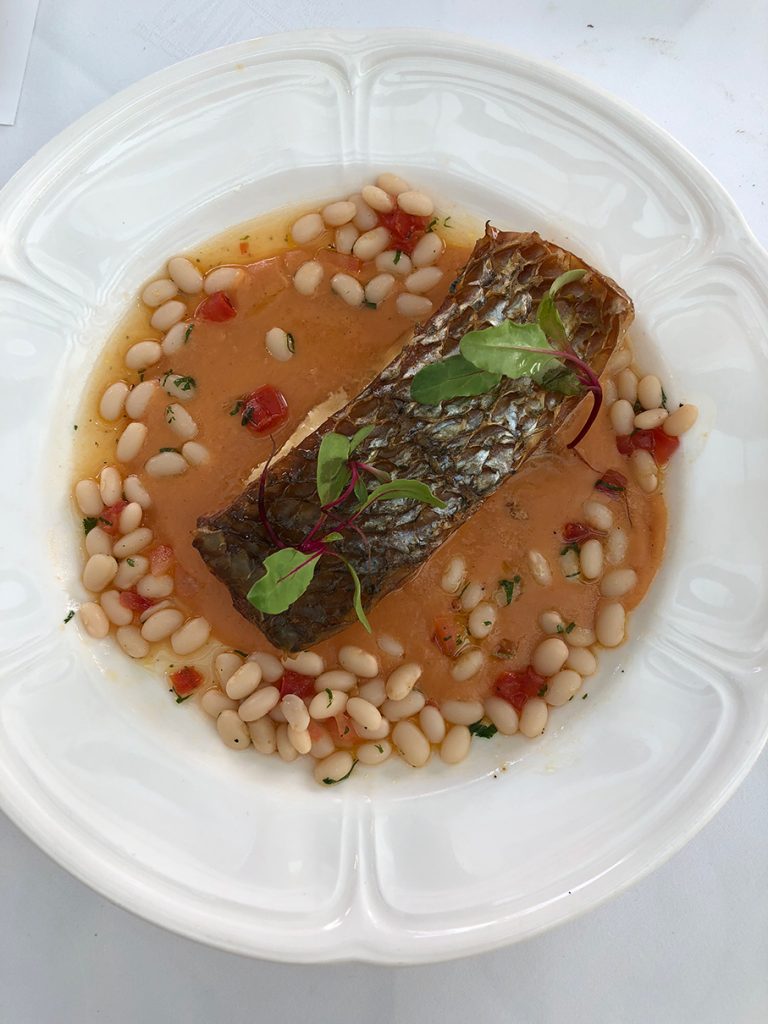 robalo del estero ahumado con ensalada de alubias y salsa de frijol azufrado Foto: Mariana Castillo