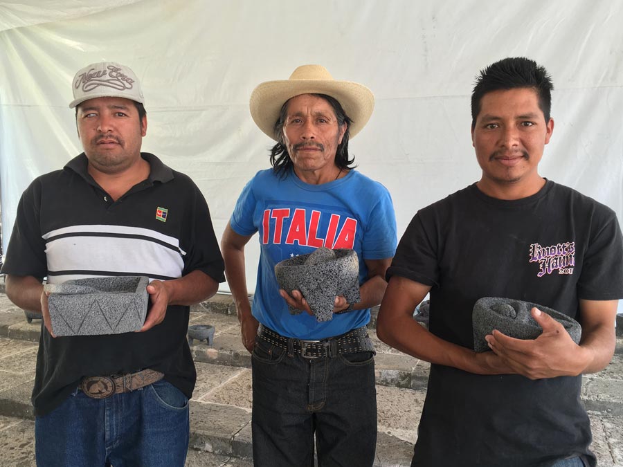 Artesanos michoacanos que cada año presentan su trabajo en forma de molcajetes y metates en Morelia en Boca Foto: Mariana Castillo