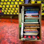 La biblioteca de la Central de Abasto que está en un local de frutas, ¡pásele, pásele!