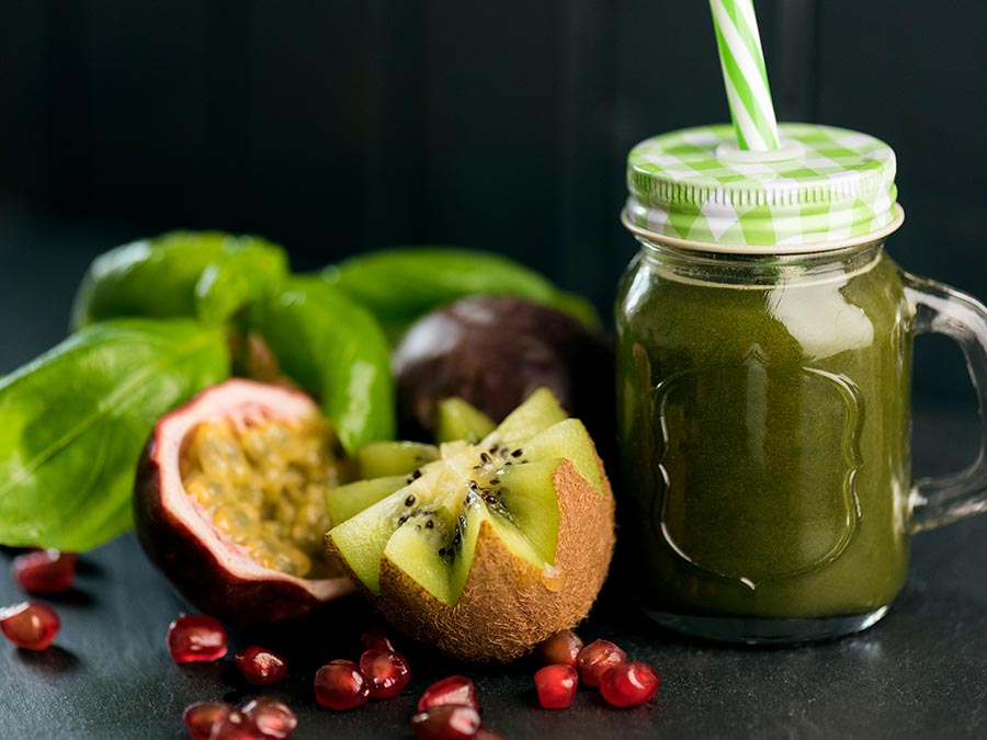 El kiwi es una de las frutas que puedes agregar a tu jugo verde